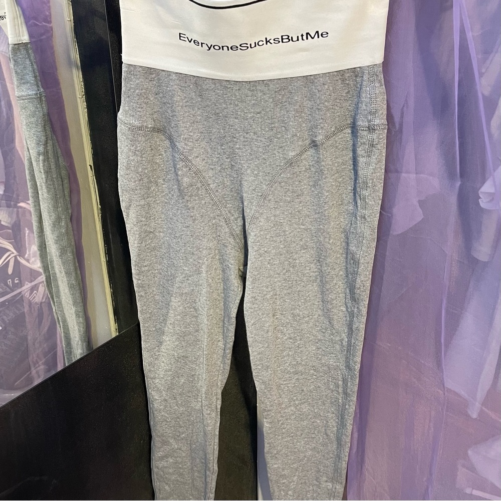 Everyone sucks but me Leggings